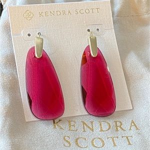New w/o tag Kendra Scott Maize earring w/ berry illusion crystal